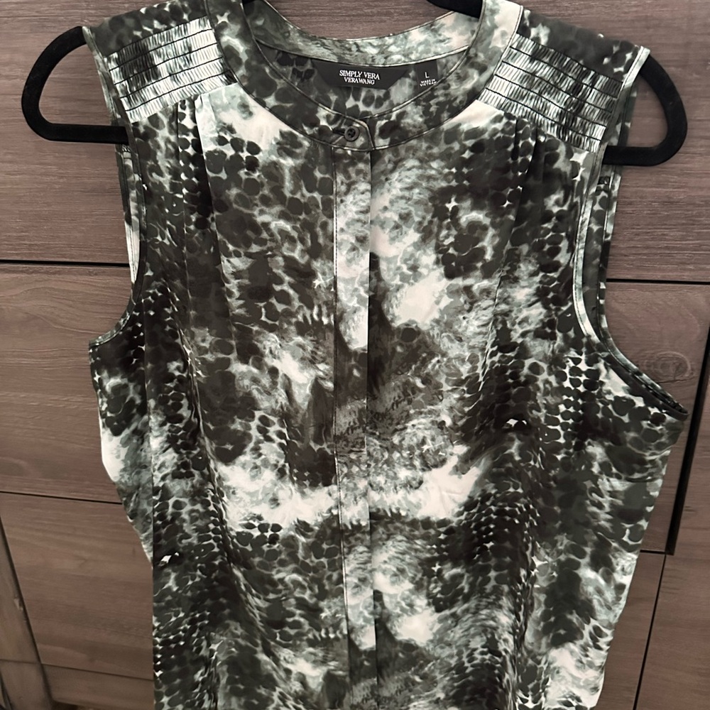 Simply Vera Vera Wang Olive green and White Graphic Blouse